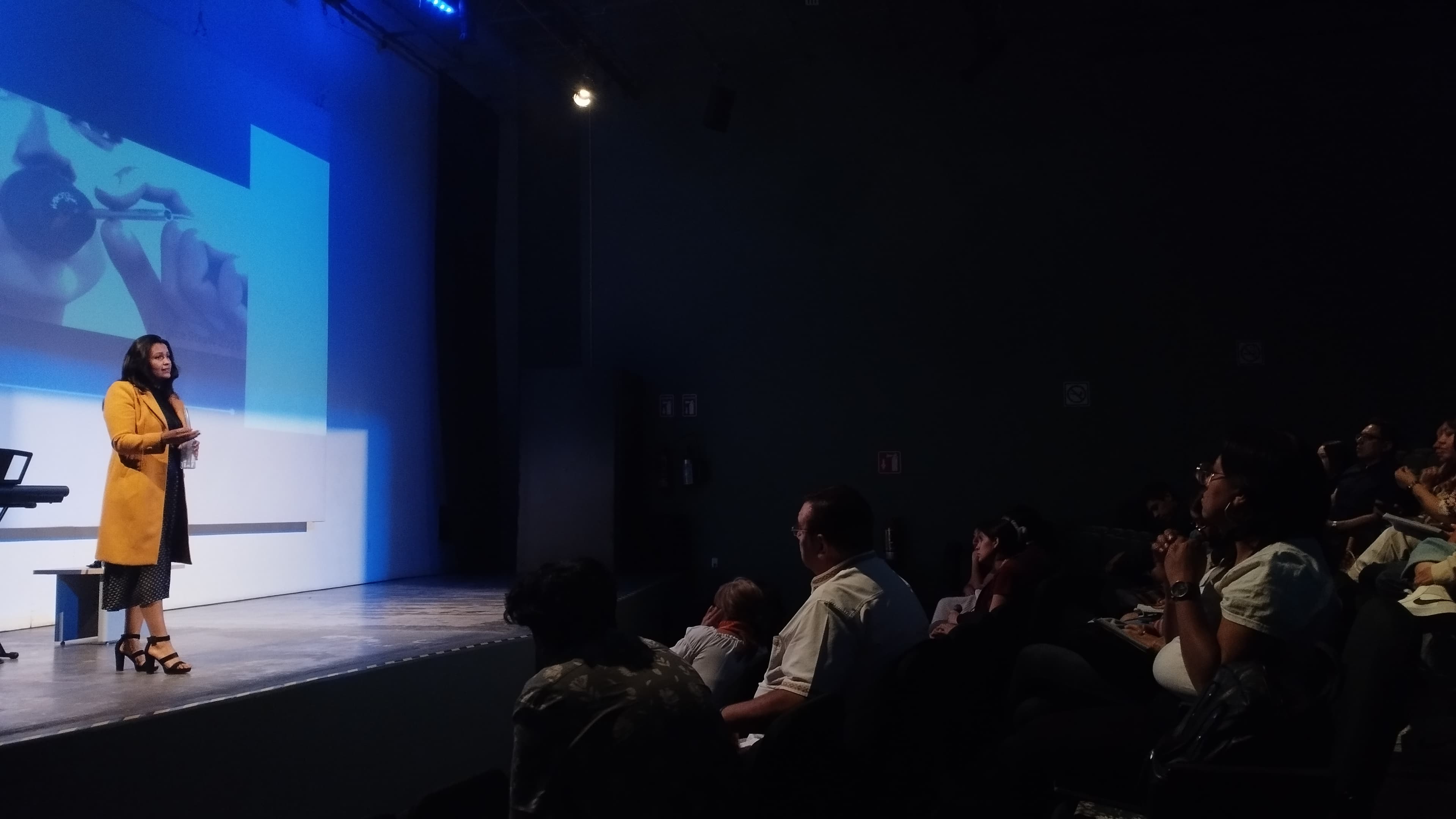 Xiomy Pinto en escenario, de pie frente al público