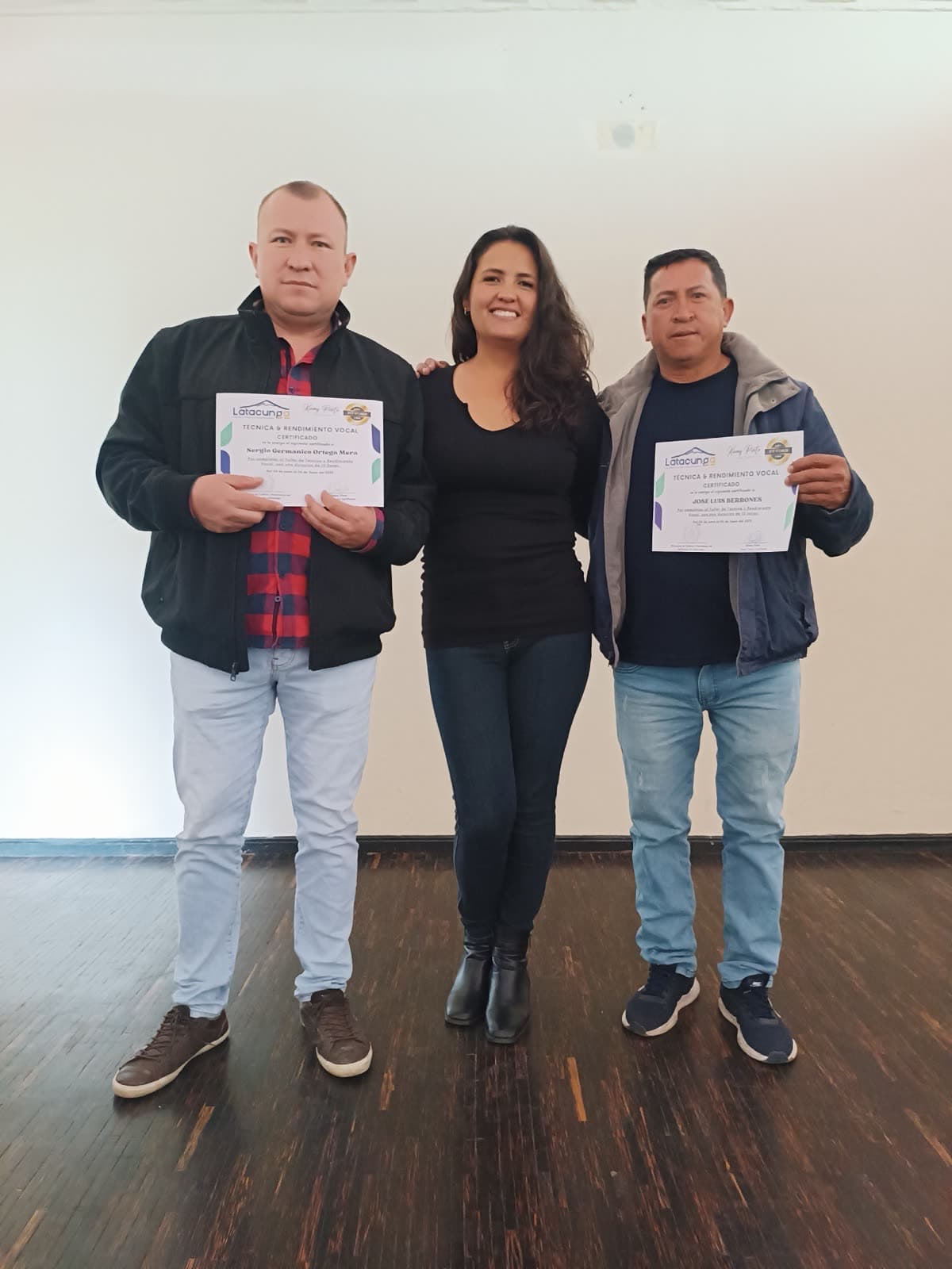 Alumnos con su certificado junto a Xiomy