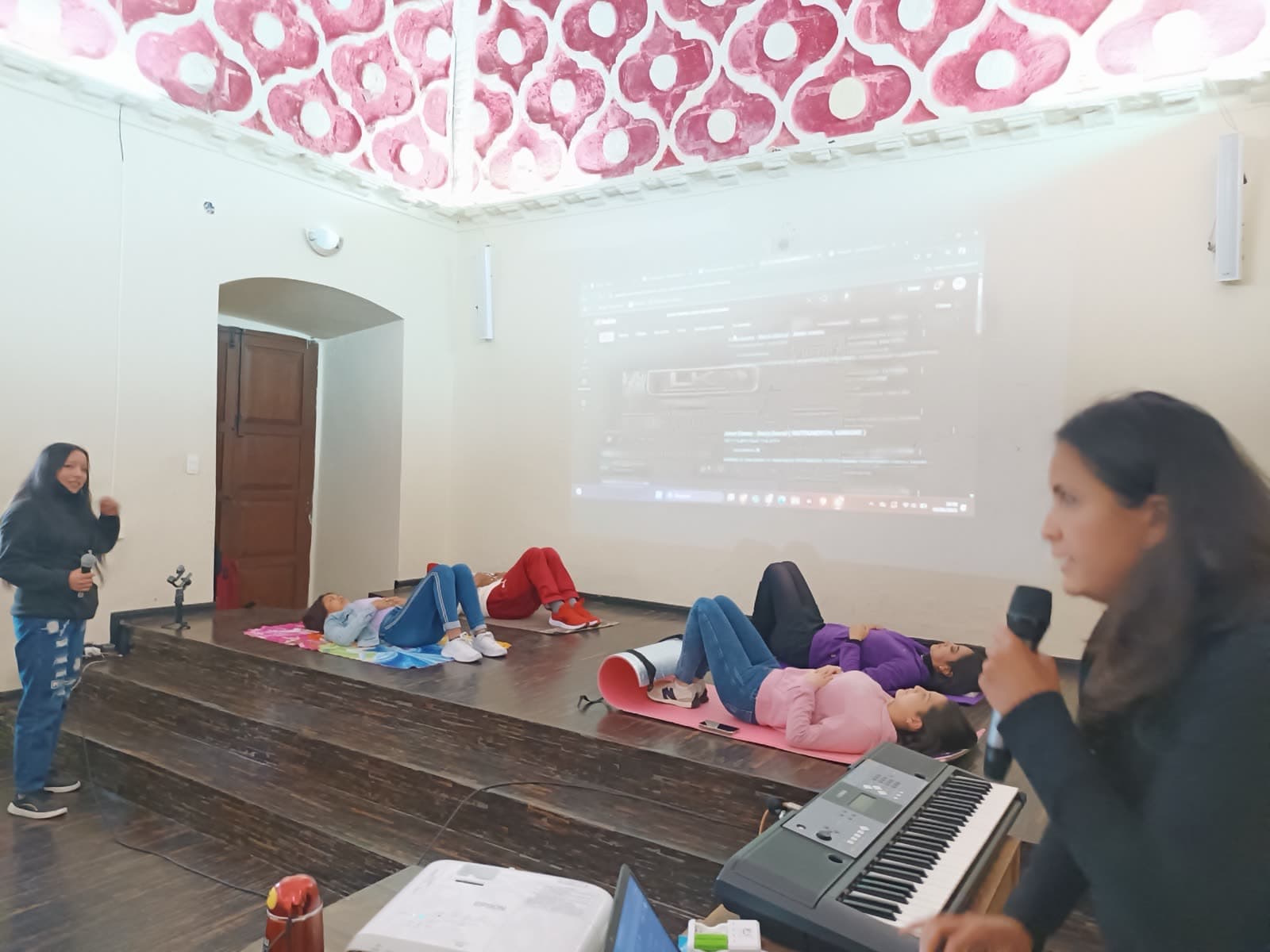Ejercicio de cuerpo y voz en el piso del taller